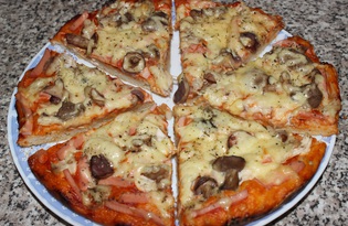 Пицца с курицей, колбасой и маринованными грибами (пошаговый фото рецепт)