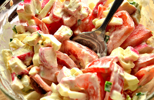 Салат с помидорами, яйцами и крабовыми палочками (пошаговый фото рецепт)