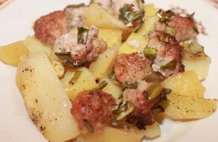 Картофель с мясными шариками и зеленым чесноком в духовке (пошаговый фото рецепт)
