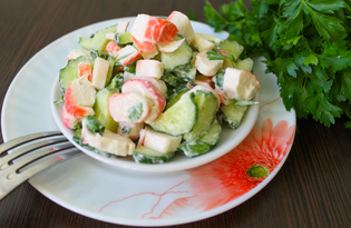 Салат с огурцом и крабовыми палочками под майонезом (пошаговый фото рецепт)