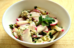 Простой салат с редиской и петрушкой (пошаговый фото рецепт)