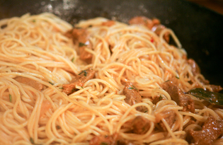 Гуляш со спагетти (пошаговый фото рецепт)