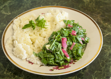Весенний салат с листьями редиса (пошаговый фото рецепт)