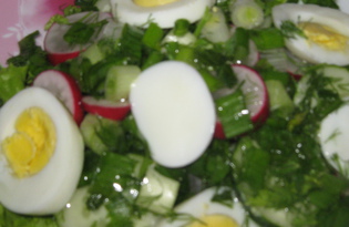 Салат с редисом, огурцом и яйцом (пошаговый фото рецепт)