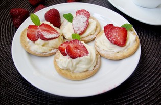 Десерт с клубникой и сливками (пошаговый фото рецепт)