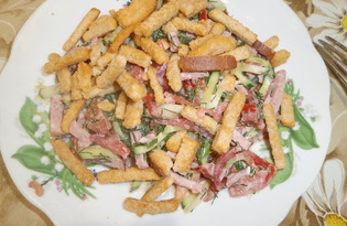 Салат из колбасы, овощей и сухариков (пошаговый фото рецепт)