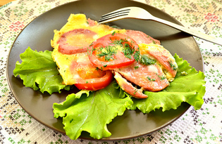 Омлет на листьях салата с колбасой и помидорами (пошаговый фото рецепт)