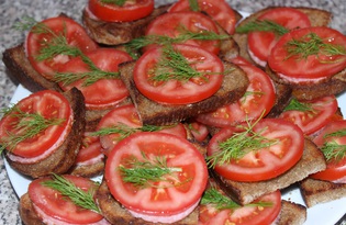Бутерброды с черным хлебом, колбасой и помидором (пошаговый фото рецепт)