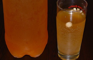 Квас домашний с мёдом и изюмом (пошаговый фото рецепт)