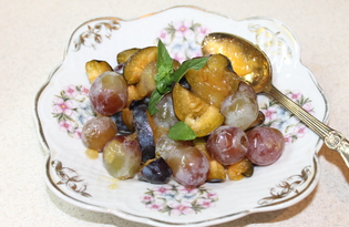 Сладкий салат из винограда и слив (пошаговый фото рецепт)