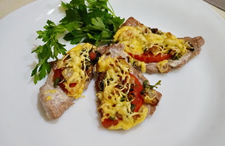 Мясо с помидором и сыром запеченное в духовке (пошаговый фото рецепт)