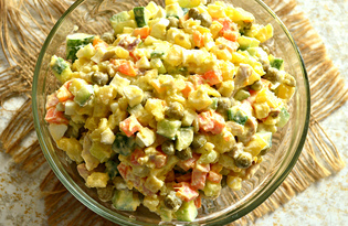 Салат с курицей, зеленым горошком и овощами (пошаговый фото рецепт)