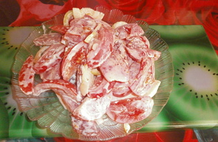 Салат с помидором и сырокопченой колбасой «Кокетка» (пошаговый фото рецепт)