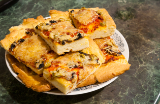 Пицца с салями и шампиньонами (пошаговый фото рецепт)