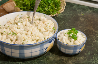 Салат из белого редиса и куриной грудки (пошаговый фото рецепт)