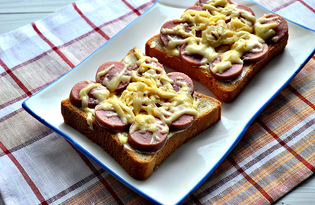 Горячие бутерброды с сосисками и сыром (пошаговый фото рецепт)