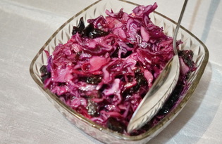 Салат из капусты краснокочанной и чернослива (пошаговый фото рецепт)