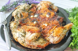 Цыпленок табака с сушеной петрушкой на сковороде (пошаговый фото рецепт)