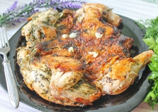 Цыпленок табака с сушеной петрушкой на сковороде (пошаговый фото рецепт)
