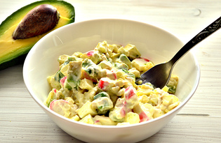 Салат с куриной грудкой, крабовыми палочками и авокадо (пошаговый фото рецепт)