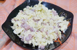 Салат с пекинской капустой, сулугуни и колбасой (пошаговый фото рецепт)