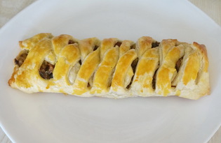 Слоеный пирог с начинкой из грибов, колбасы и сыра (пошаговый фото рецепт)