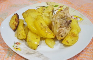 Картофель с куриным бедром в духовке (пошаговый фото рецепт)
