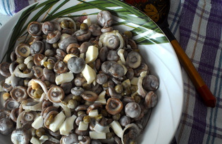 Салат из маринованных грибов с зеленым горошком (пошаговый фото рецепт)