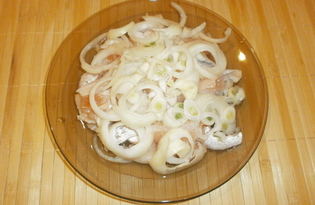 Соленые брюшки лосося с яблочным уксусом и луком (пошаговый фото рецепт)