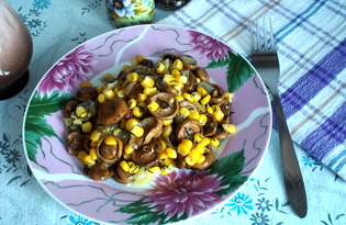 Салат из маринованных грибов с консервированной кукурузой (пошаговый фото рецепт)