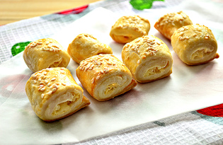 Печенье из слоеного теста, плавленного сыра и кунжута (пошаговый фото рецепт)