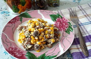Салат с маринованными грибами, кукурузой и сыром (пошаговый фото рецепт)