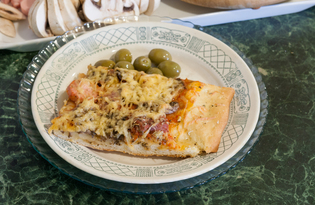 Пицца с ветчиной и сосисками (пошаговый фото рецепт)