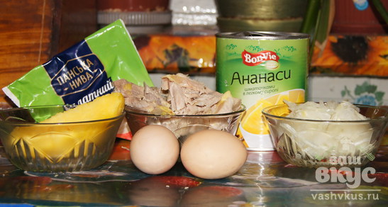 Ананасовый салат с курицей