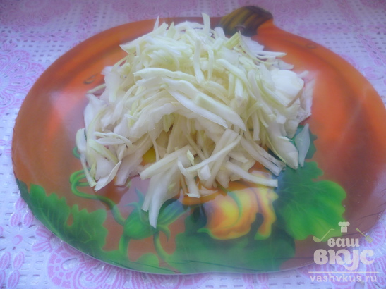 Салат из капусты с копченой колбасой