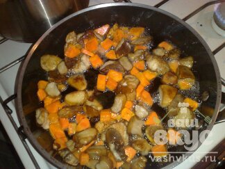 Жареные белые грибы с морковью и луком