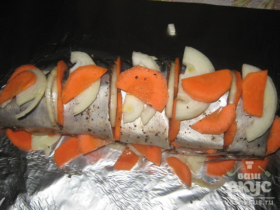 Скумбрия с луком и морковью