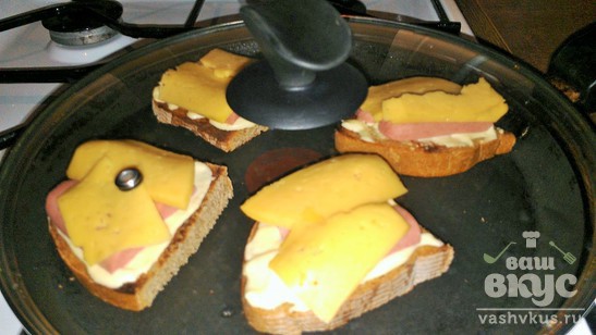 Бутерброд с соленым огурцом и луком