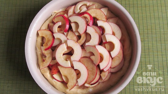Пирог с яблоками и абрикосовым вареньем