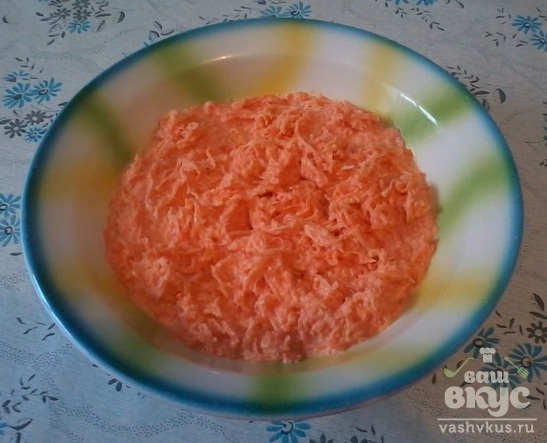 Салат из свежей моркови со сметаной