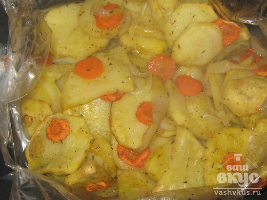 Картофель и овощи, запечённые в рукаве