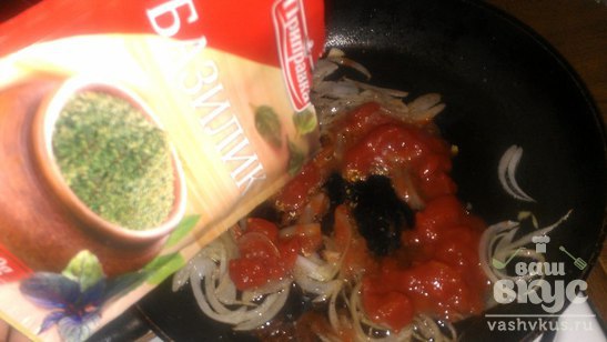 Спагетти в томатном соусе и с сухариками
