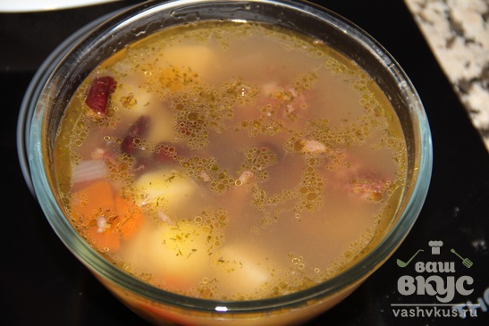 Фасолевый суп с йогуртово-чесночным соусом