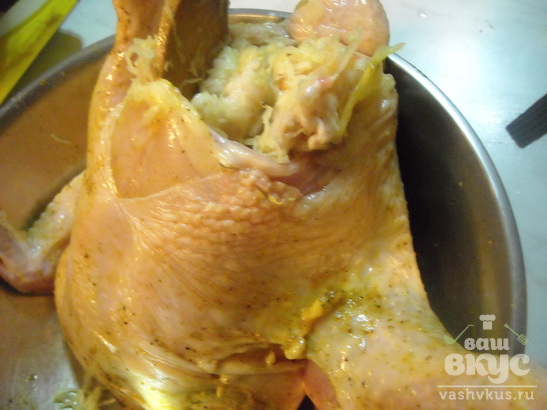 Курица, тушёная со свиным салом в капусте