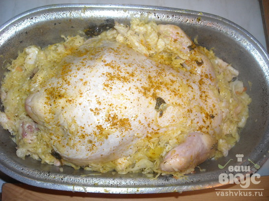 Курица, тушёная со свиным салом в капусте