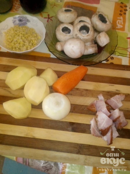 Весенний гречнево-грибной суп с кукурузой, зеленым горошком и беконом