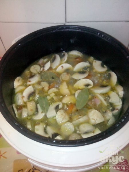 Весенний гречнево-грибной суп с кукурузой, зеленым горошком и беконом