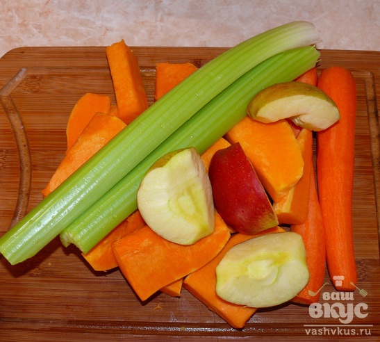 Тыквенно-морковный сок с яблоком и сельдереем