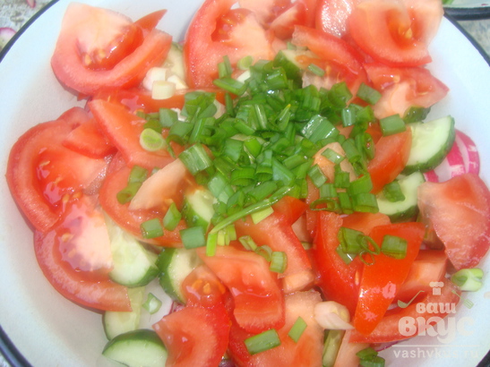 Салат с помидором, огурцом и редисом "Весенний"
