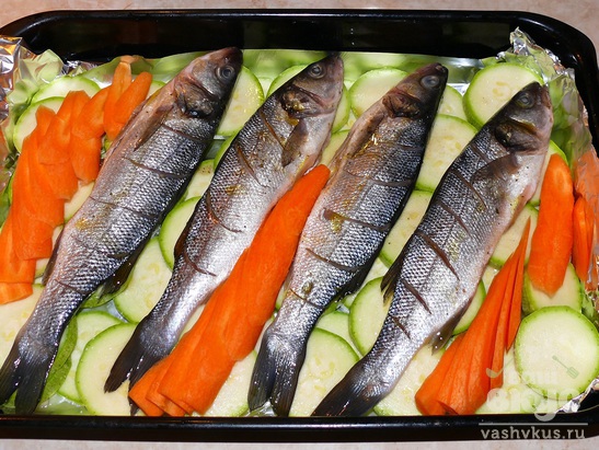 Сибас, запеченный с овощами